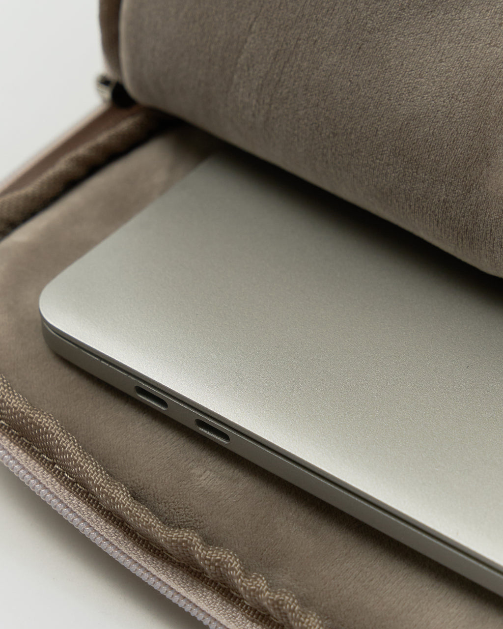 Laptop Capsule 16"